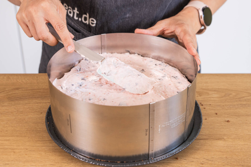 Creme auf dem mittleren Boden verteilen