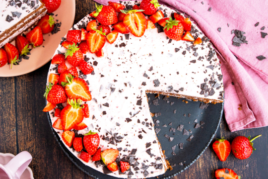 Erdbeer-Stracciatella-Torte topdown