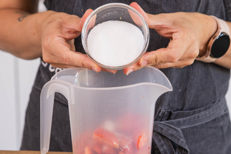 Zucker in einen Messbecher geben
