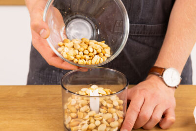 Erdnüsse in Multi-Zerkleinerer geben.