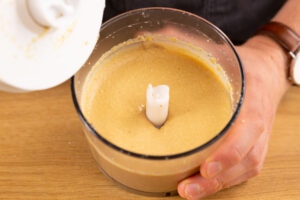 Erdnussbutter sämig pürieren.