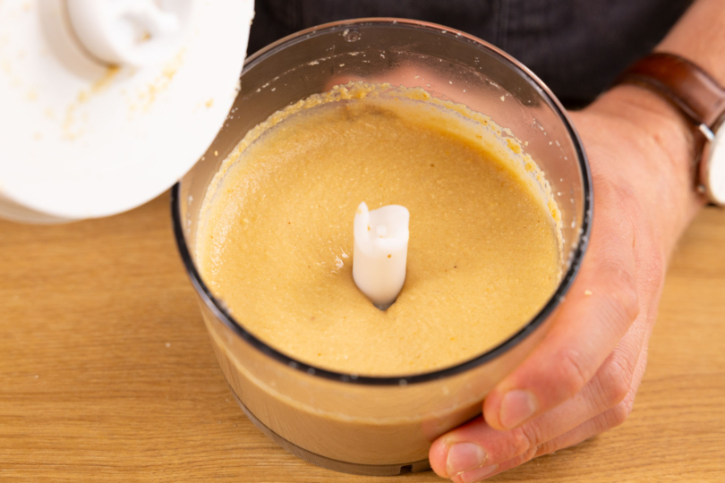 Erdnussbutter sämig pürieren.
