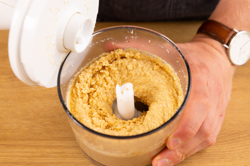 Erdnusbutter stückig pürieren.