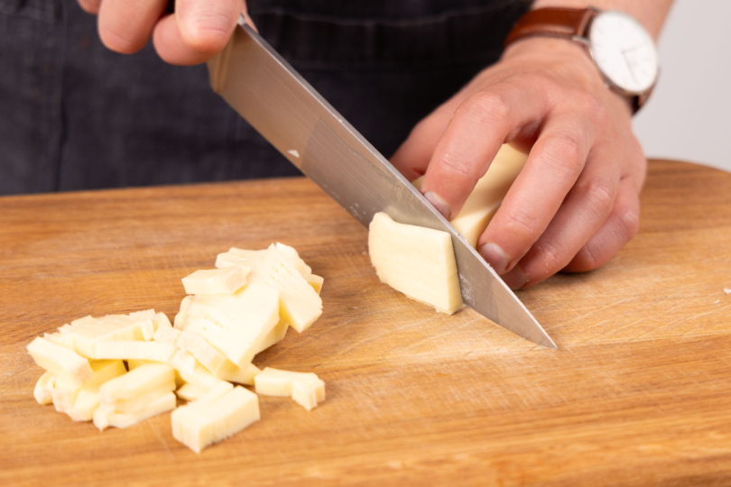 Käse schneiden.