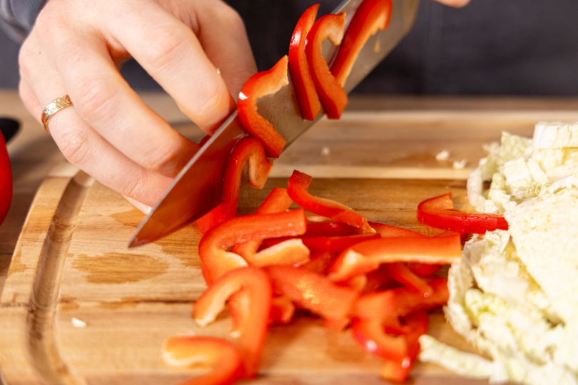 Paprika in Stifte schnneiden.