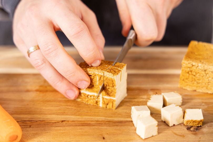 Tofu in Stücke schneiden.