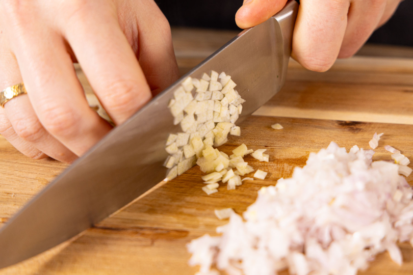 Knoblauch fein hacken.