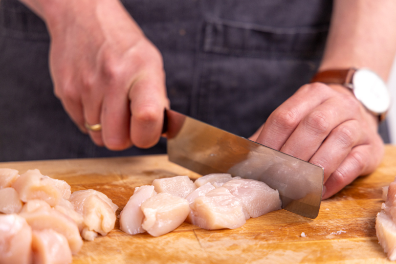 Hähnchen in mundgerechte Stücke schneiden