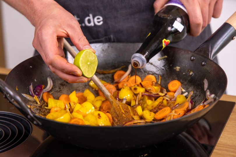 Limettensaft und Sojasoße dazugeben