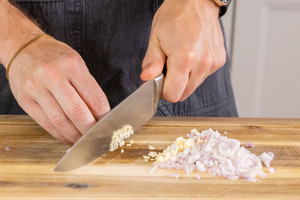 Knoblauch fein hacken.