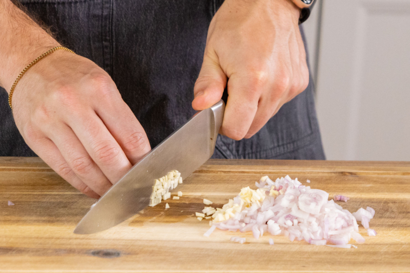 Knoblauch fein hacken.