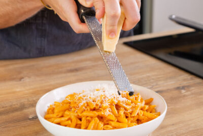 Parmesan reiben.