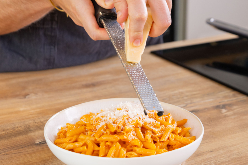 Parmesan reiben.