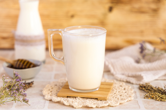 Heiße Milch mit Honig