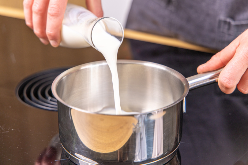Milch in einen Topf gießen und erwärmen