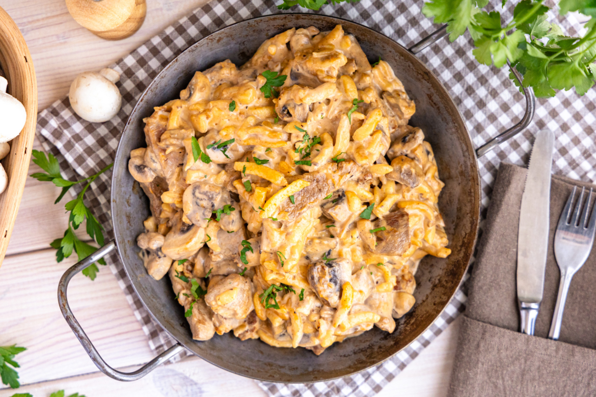 Jägerpfanne mit Pilzen und Spätzle: so lecker