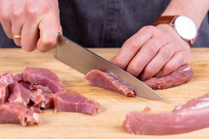Schweinefilet in Stücke schneiden