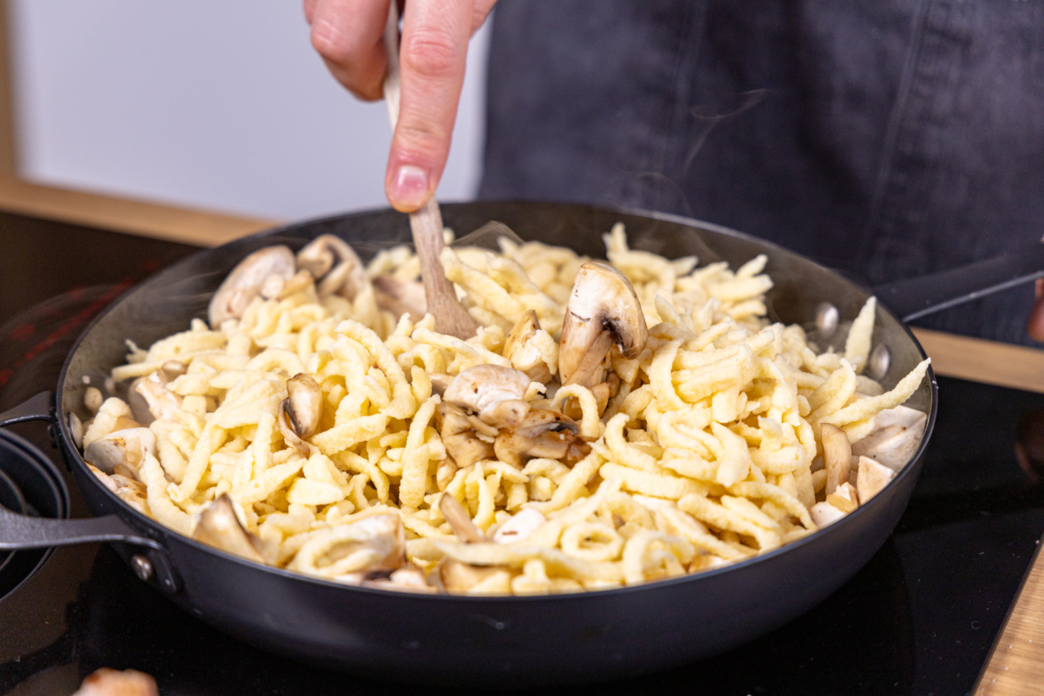 Jägerpfanne mit Pilzen und Spätzle: so lecker