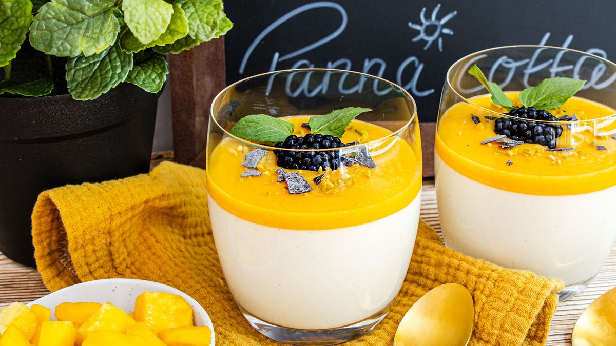 Joghurt-Mango-Panna Cotta: sommerliches Dessert