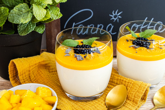 Joghurt-Mango-Panna Cotta: sommerliches Dessert