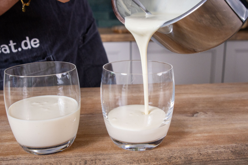 Joghurt-Mango-Panna Cotta abfüllen