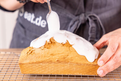 Zuckerguss auf Kuchen verteilen