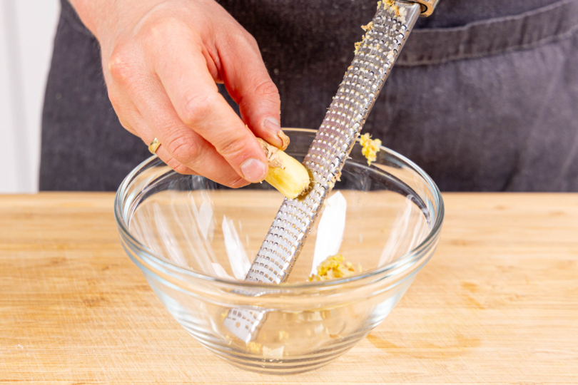 Knoblauch und Ingwer schälen und fein reiben