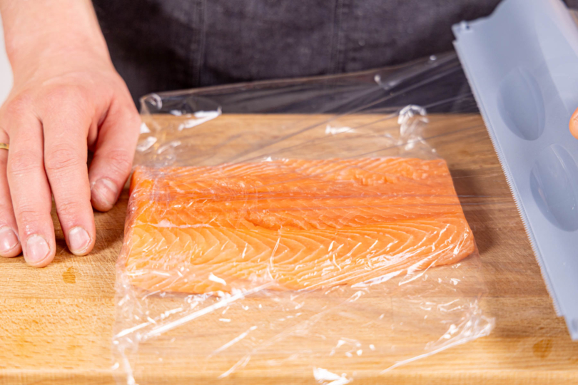 Lachs in Frischhaltefolie wickeln und einfrieren