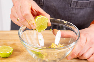 Limettenschale reiben und -Saft auspressen