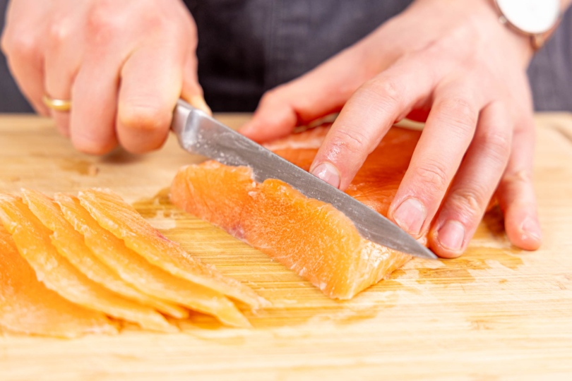 Lachs-Carpaccio schneiden
