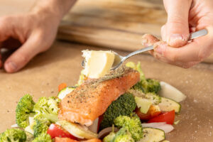 Butterflocke auf Lachs legen