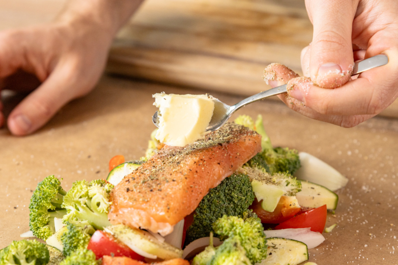 Butterflocke auf Lachs legen