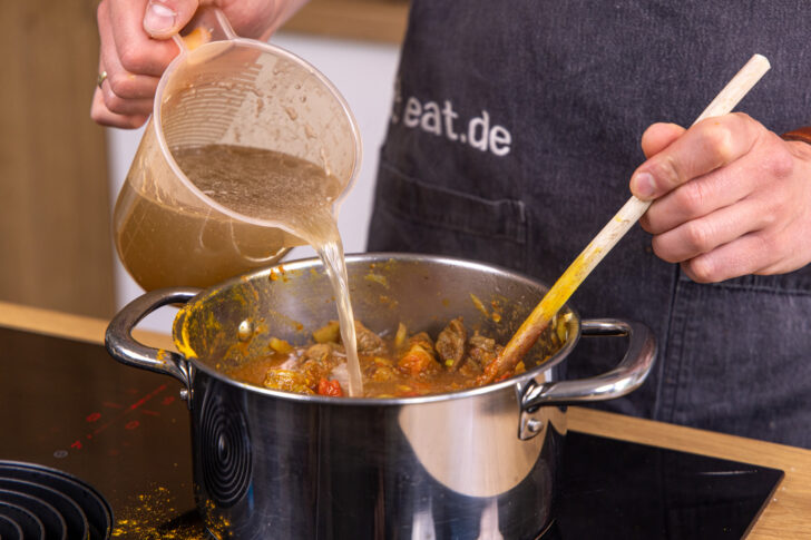 Fond dazu gießen
