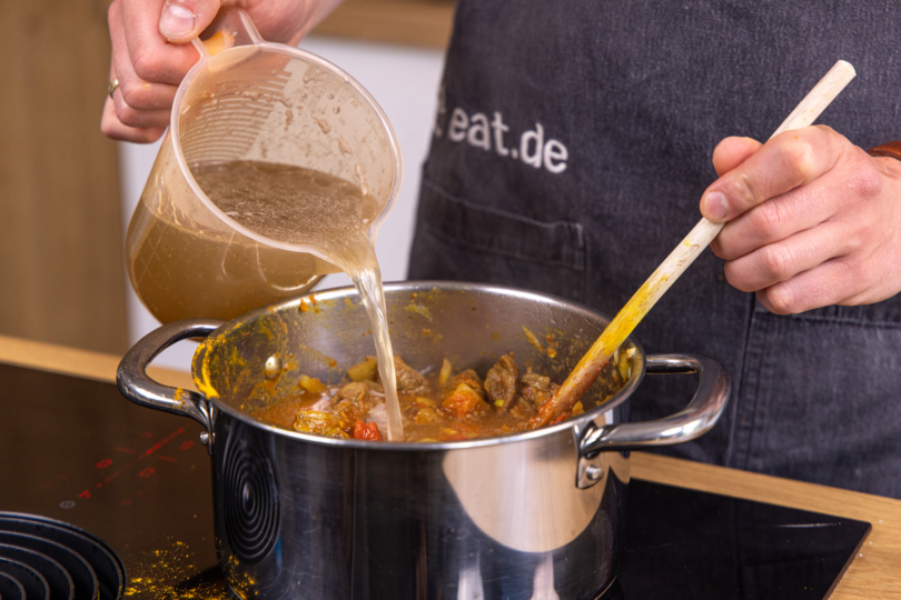 Fond dazu gießen