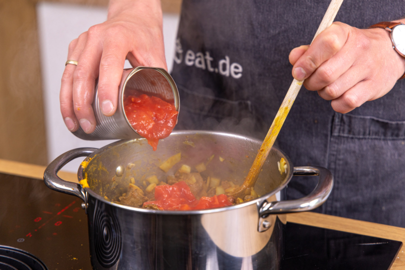 Gehackte Tomaten dazugeben