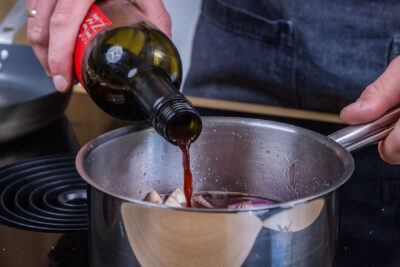 Rotwein dazugeben