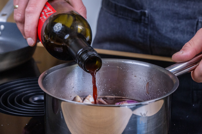 Rotwein dazugeben