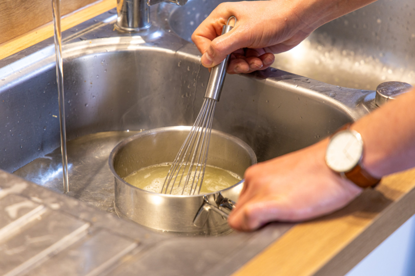 Sirup im kalten Wasserbad abkühlen