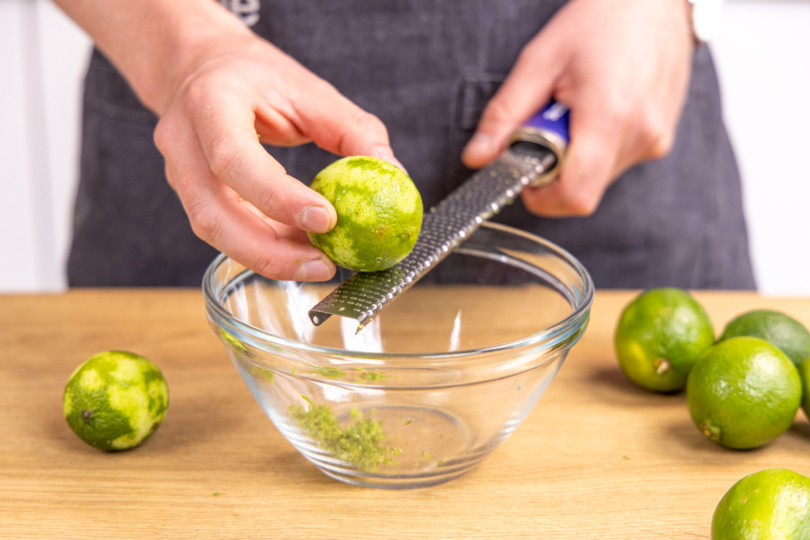Limette abreiben