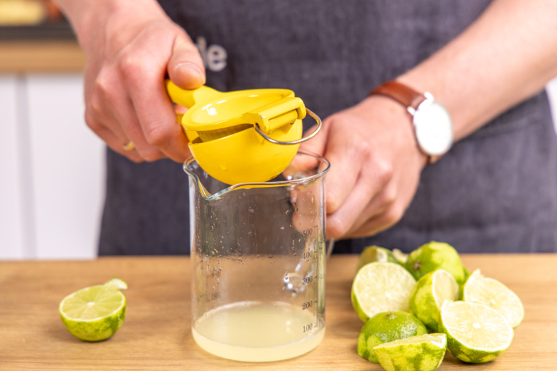 Limettensaft auspressen