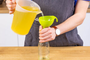 Limoncello abfüllen