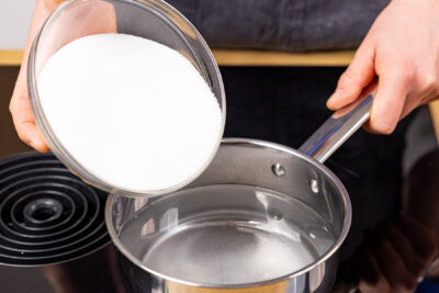 Wasser aufkochen und Zucker auflösen