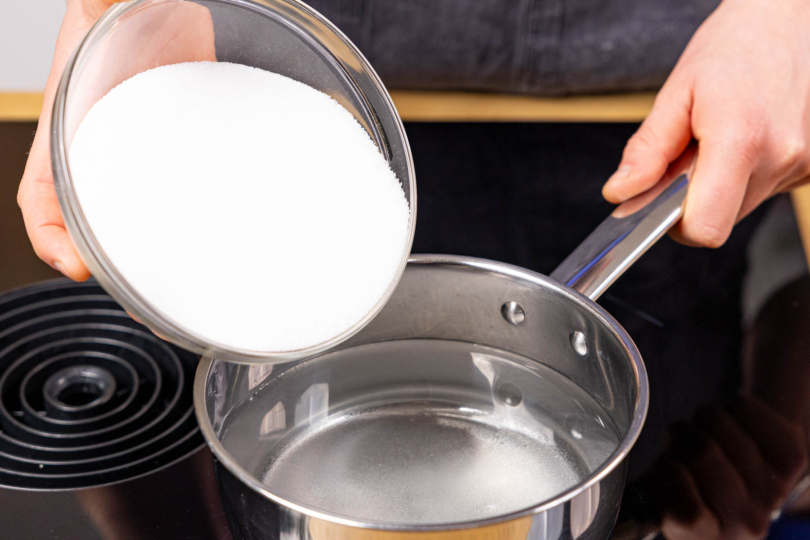 Wasser aufkochen und Zucker auflösen