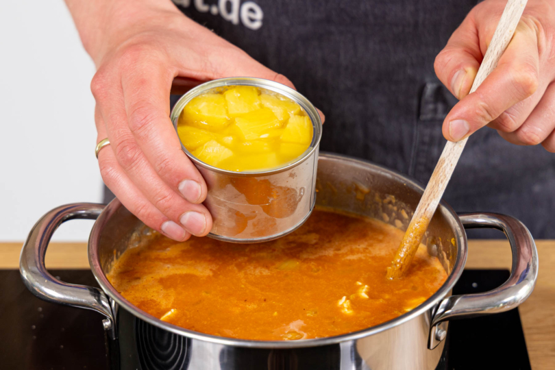 Dosenananas und Kokosmilch dazugeben