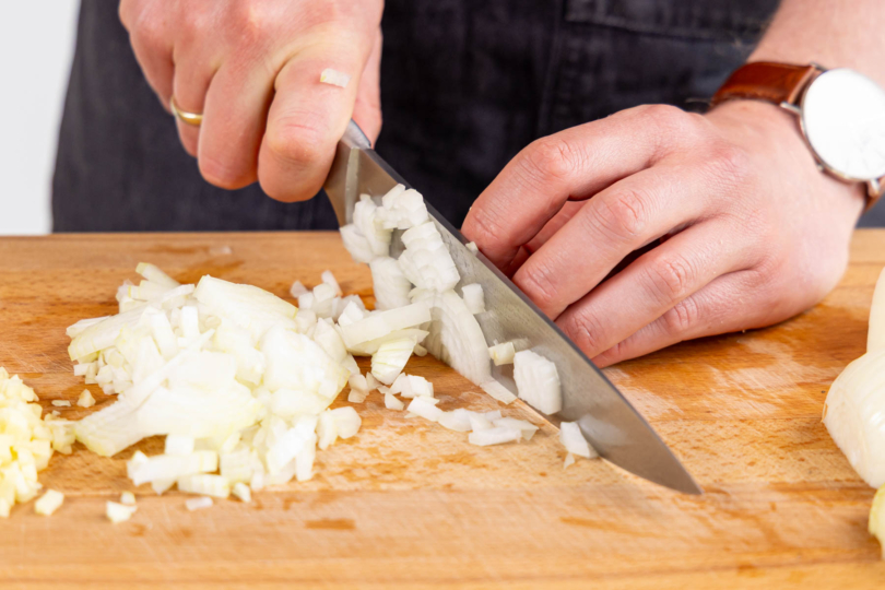 Zwiebel, Knoblauch und Ingwer in feine Würfel schneiden
