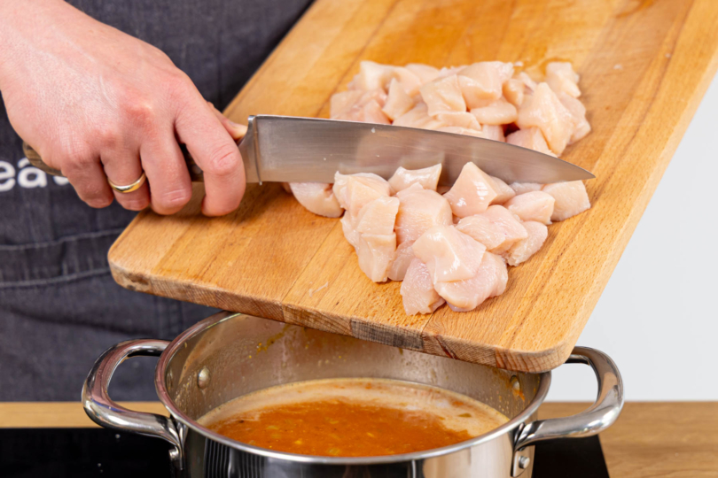 Hähnchen würfeln und mitkochen