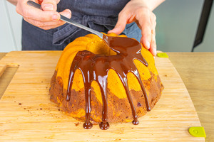 Marmorkuchen mit Schokolade glasieren