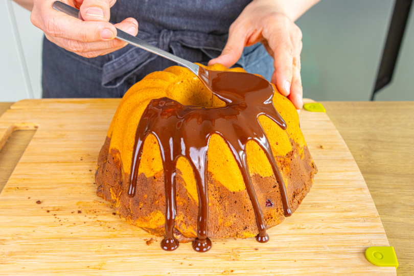 Marmorkuchen mit Schokolade glasieren
