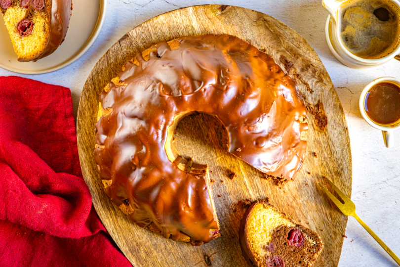 Marmorkuchen mit Kirschen frisch gebacken