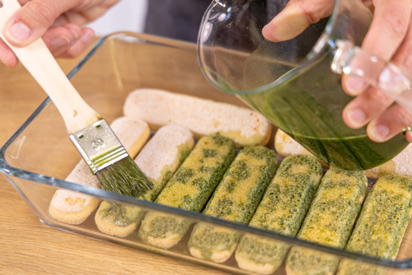 Löffelbiskuits mit Matcha tränken